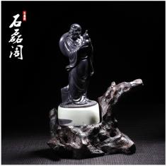 紫袍玉石 摆件《报喜罗汉》 巧色运用极佳 雕工精细 难得收藏品