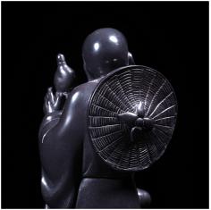 紫袍玉石 摆件《报喜罗汉》 巧色运用极佳 雕工精细 难得收藏品