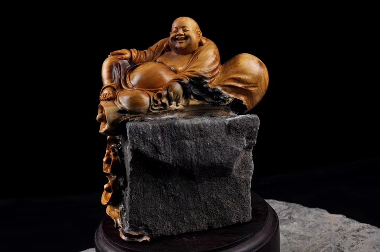 【精品】实在有福(石在有佛)，抱石弥勒，随石全雕布袋和尚，石头端端正正的，很端庄的感觉。规格：高22...