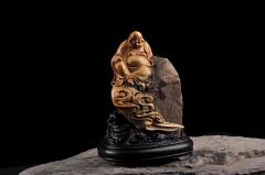 【抱石弥勒】随型飘逸灵动的一尊抱石弥勒，抱石抱的恰到好处，寓意可谓是《石在有福》。规格：高17、长12。