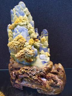锦绣山川 石材：青田封门蓝花丁 寓意：宾客盈门、高朋满座、办公居家摆件能招灵气，福气，财气，丰泽绵绵。寓意迎福招财。亭台楼阁风水宝地，财源滚滚，平步青云，贵人相助有“靠山”，难得的佳品！欢迎收藏是送人收藏之首选，祝生意兴旺，迎客招财!