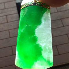 糯种飘阳绿意境山水牌， 18k金伴钻镶嵌53.5/29.3/5.8,水润 清爽 釉洁 大气 完美，雕工精湛