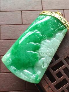 糯种飘阳绿意境山水牌， 18k金伴钻镶嵌53.5/29.3/5.8,水润 清爽 釉洁 大气 完美，雕工精湛