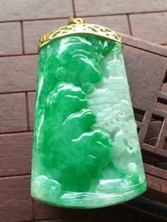 糯种飘阳绿意境山水牌， 18k金伴钻镶嵌53.5/29.3/5.8,水润 清爽 釉洁 大气 完美，雕工精湛