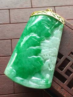 糯种飘阳绿意境山水牌， 18k金伴钻镶嵌53.5/29.3/5.8,水润 清爽 釉洁 大气 完美，雕工精湛