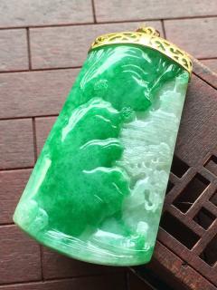 糯种飘阳绿意境山水牌， 18k金伴钻镶嵌53.5/29.3/5.8,水润 清爽 釉洁 大气 完美，雕工精湛