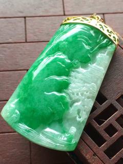 糯种飘阳绿意境山水牌， 18k金伴钻镶嵌53.5/29.3/5.8,水润 清爽 釉洁 大气 完美，雕工精湛