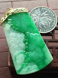 糯种飘阳绿意境山水牌， 18k金伴钻镶嵌53.5/29.3/5.8,水润 清爽 釉洁 大气 完美，雕工精湛