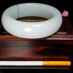 和田玉老坑极品羊脂白玉手镯   白度一级   玉质细腻油润   过灯无裂无杂无结构   完美品质   圈口56条宽19重101.6克