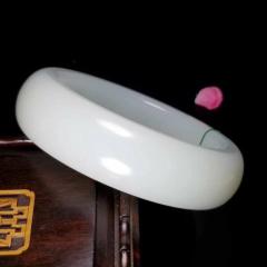 和田玉老坑极品羊脂白玉手镯   白度一级   玉质细腻油润   过灯无裂无杂无结构   完美品质   圈口56条宽19重101.6克