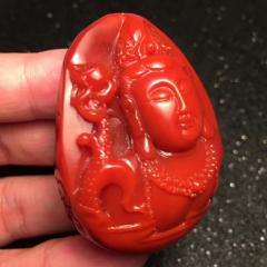 极品南红观音，锦红色观音大士，高浮雕，饱满大气，这样的料子在市场上都见不到了，更何况还有这么漂亮的雕工，尺寸47.37.26，58克