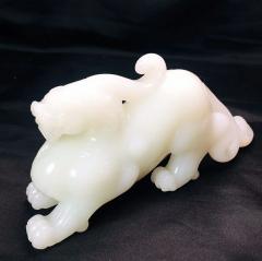 馆藏级传世作品！和田羊脂玉籽料大料精雕！大貔貅！上古神兽！霸气威武！你的收藏柜里肯定缺少这么一件镇宅的重器！一块大油膏料，价格超值特惠！克重476克！
