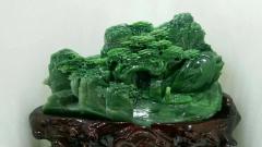极品美货，和田玉极品老坑俄罗斯碧玉山水意境超大摆件！老坑料子，细腻纯净，通身油亮四溢，色泽辣绿漂亮，纯手工立体精雕，层次分明，霸气档次。规格高17宽32厚10重13.9斤。
