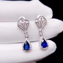 18k蓝宝石耳环， 主石1.0克拉，钻石0.21克拉！重2.7克！魅力皇家蓝，精工镶嵌！实物非常好看！