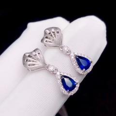 18k蓝宝石耳环， 主石1.0克拉，钻石0.21克拉！重2.7克！魅力皇家蓝，精工镶嵌！实物非常好看！