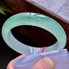 完美起胶感老坑冰种冰透正圈手镯，玉质细腻水润，上手优雅迷人，一眼望去冰润润的，冰莹通透 。点击看小视频。