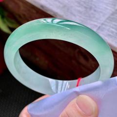 完美起胶感老坑冰种冰透正圈手镯，玉质细腻水润，上手优雅迷人，一眼望去冰润润的，冰莹通透 。点击看小视频。