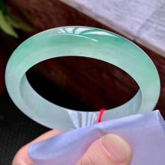 完美起胶感老坑冰种冰透正圈手镯，玉质细腻水润，上手优雅迷人，一眼望去冰润润的，冰莹通透 。点击看小视频。