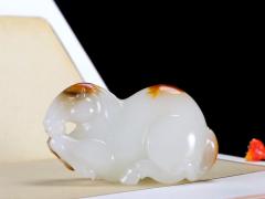【马到成功】精品和田玉白玉马挂件 玉质温润细腻 油性十足 精工雕琢 骏马神韵非凡，雕刻细致生动。雕工线条简约干练，刻画逼真、骏马神气俊朗，大气非凡。寓意马到成功