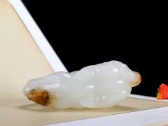 【马到成功】精品和田玉白玉马挂件 玉质温润细腻 油性十足 精工雕琢 骏马神韵非凡，雕刻细致生动。雕工线条简约干练，刻画逼真、骏马神气俊朗，大气非凡。寓意马到成功