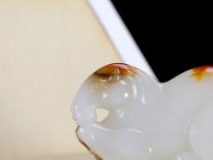 【马到成功】精品和田玉白玉马挂件 玉质温润细腻 油性十足 精工雕琢 骏马神韵非凡，雕刻细致生动。雕工线条简约干练，刻画逼真、骏马神气俊朗，大气非凡。寓意马到成功