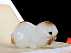 【马到成功】精品和田玉白玉马挂件 玉质温润细腻 油性十足 精工雕琢 骏马神韵非凡，雕刻细致生动。雕工线条简约干练，刻画逼真、骏马神气俊朗，大气非凡。寓意马到成功