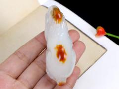 【马到成功】精品和田玉白玉马挂件 玉质温润细腻 油性十足 精工雕琢 骏马神韵非凡，雕刻细致生动。雕工线条简约干练，刻画逼真、骏马神气俊朗，大气非凡。寓意马到成功