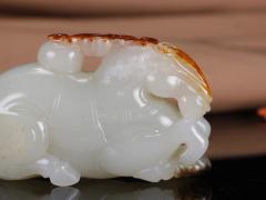 【籽.马到成功】新疆和田籽料马挂件 玉质细腻温润 油性十足 精工雕琢 骏马神韵非凡，雕刻细致生动。雕工线条简约干练，刻画逼真、骏马神气俊朗，大气非凡。寓意马到成功。重91克 