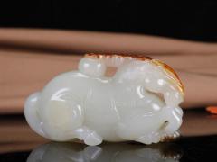 【籽.马到成功】新疆和田籽料马挂件 玉质细腻温润 油性十足 精工雕琢 骏马神韵非凡，雕刻细致生动。雕工线条简约干练，刻画逼真、骏马神气俊朗，大气非凡。寓意马到成功。重91克 