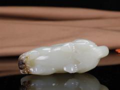 【籽.马到成功】新疆和田籽料马挂件 玉质细腻温润 油性十足 精工雕琢 骏马神韵非凡，雕刻细致生动。雕工线条简约干练，刻画逼真、骏马神气俊朗，大气非凡。寓意马到成功。重91克 