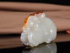 【籽.马到成功】新疆和田籽料马挂件 玉质细腻温润 油性十足 精工雕琢 骏马神韵非凡，雕刻细致生动。雕工线条简约干练，刻画逼真、骏马神气俊朗，大气非凡。寓意马到成功。重91克 