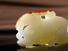 【籽.马到成功】新疆和田籽料马挂件 玉质细腻温润 油性十足 精工雕琢 骏马神韵非凡，雕刻细致生动。雕工线条简约干练，刻画逼真、骏马神气俊朗，大气非凡。寓意马到成功。重91克 