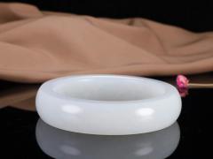 【羊脂玉.腕间柔情.手镯】羊脂玉手镯 玉质温润细腻 镯型优美，柔美典雅，婉约隽永。林身芳韵存，古典优雅不失风尚。一弯玉镯于腕间，但赏清风与明月。光滑圆润的手镯象征在人生道路上圆圆满满！重117克