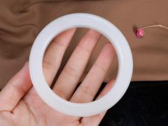【羊脂玉.腕间柔情.手镯】羊脂玉手镯 玉质温润细腻 镯型优美，柔美典雅，婉约隽永。林身芳韵存，古典优雅不失风尚。一弯玉镯于腕间，但赏清风与明月。光滑圆润的手镯象征在人生道路上圆圆满满！重117克