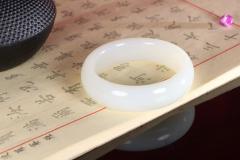 【羊脂玉.腕间柔情.手镯】收藏级！羊脂玉手镯 玉质温润细腻 镯型优美，柔美典雅，婉约隽永。林身芳韵存，古典优雅不失风尚。一弯玉镯于腕间，但赏清风与明月。光滑圆润的手镯象征在人生道路上圆圆满满！重83克