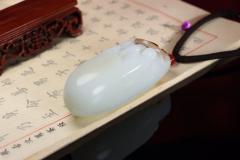 【西方三圣】收藏级！精品和田玉白玉手把件 玉质温润细腻 油性十足 西方三圣又称阿弥陀三尊，是指西方极乐世界主要的佛菩萨，即观世音菩萨、阿弥陀佛、大势至菩萨。阿弥陀佛是表无量光明，无量的寿命，无量的功德。观音菩萨是表大慈悲，宇宙的大慈悲。大势