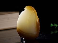 【竹韵】精品和田玉糖白玉竹笋 甲虫挂件 玉质温润细腻 油性十足 精工雕琢竹笋，竹品德高尚，生而有节，象征气节正直、不屈不俗。胸有成竹，步步高升。重96克 ，看火山视频。