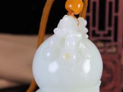 【羊脂玉.福禄】收藏级！羊脂玉葫芦 手把件  玉质细腻温润 油性十足 造型饱满 寓意子孙万代，望子成龙，吉祥如意。葫芦通“福禄”，祈福平安，福禄齐康，静心洗凡尘。传统文化中最原始的吉祥物之一，艺术感绝佳，玩心至宝，意趣十足！ 重359克 ，