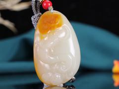 【弥勒笑佛】精品和田玉弥勒佛挂件 玉质细腻温润 油性十足 精工雕琢 弥勒笑佛，笑古笑今，凡事付之一笑；大气舒展，笑佛开怀大笑，喜气洋洋。重33克 尺寸46-31-15mm Fsm210201
