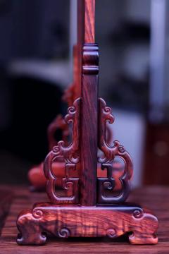 海黄｜屏风  海黄紫油梨鬼眼纹，纹理活灵活现，感谢大自然的鬼斧神工， 当一个文房台屏彰显出气韵时， 是文化的沉淀于审美情趣的沉迷。