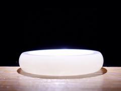 【倾心•镯】———精品和田玉羊脂白玉手镯，玉质温润细腻，男戴观音女戴佛幸福的人戴手镯！女子贤淑，君子逑也，女子娇俏，温婉素也，女子秀目，佩玉镯举首投足岂不倾城也，尽显高贵典雅之美。 规格:56-13.6-8.7mm重65.6克z120136