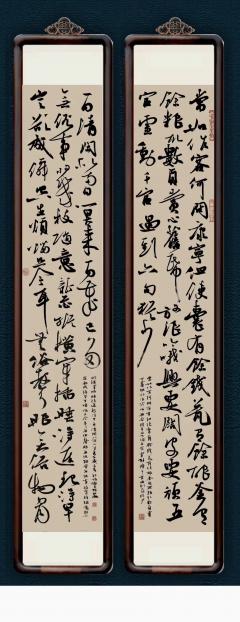 耿鉴【新作】180*33CM/条 郑板桥六十大寿自题(104字) 　　上联： 　　常如作客，何问康宁。但使囊有余钱，瓮有余酿，釜有余粮，取数页赏心旧纸，放浪吟哦。兴要阔，皮要顽，五官灵动胜千官，过到六旬犹少。 　　下联： 　　定欲成仙，空生