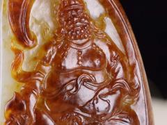 【籽.黄财神】收藏级！新疆和田籽料黄财神挂件 玉质细腻温润 油性十足 毛孔清晰 精工雕琢黄财神，神态不怒不威，却气势如虹，头顶戴宝冠，威严中透着些许华丽，精细入微的雕刻将其形象呈现得淋漓尽致。黄财神是藏传佛教各大教派普遍供养的五方财神之一