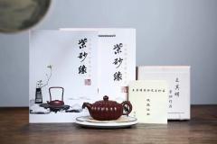 全手美壶【龙如意】 极品紫朱泥（珍贵，稀少）260cc 作者：王其明 国家级工艺美术师  工艺:全手工制作 素有十壶九毁的经典器型，十八瓣菱花工艺，龙头龙尾，龙珠点睛，顶天立地，做工之难，难于上青天，怎一个绝字了得！