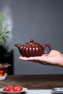 全手美壶【龙如意】 极品紫朱泥（珍贵，稀少）260cc 作者：王其明 国家级工艺美术师  工艺:全手工制作 素有十壶九毁的经典器型，十八瓣菱花工艺，龙头龙尾，龙珠点睛，顶天立地，做工之难，难于上青天，怎一个绝字了得！