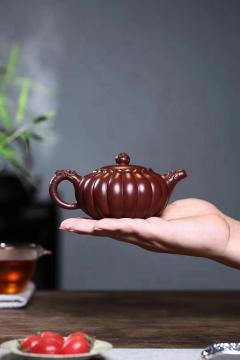 全手美壶【龙如意】 极品紫朱泥（珍贵，稀少）260cc 作者：王其明 国家级工艺美术师  工艺:全手工制作 素有十壶九毁的经典器型，十八瓣菱花工艺，龙头龙尾，龙珠点睛，顶天立地，做工之难，难于上青天，怎一个绝字了得！