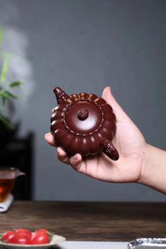 全手美壶【龙如意】 极品紫朱泥（珍贵，稀少）260cc 作者：王其明 国家级工艺美术师  工艺:全手工制作 素有十壶九毁的经典器型，十八瓣菱花工艺，龙头龙尾，龙珠点睛，顶天立地，做工之难，难于上青天，怎一个绝字了得！