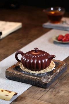 全手美壶【龙如意】 极品紫朱泥（珍贵，稀少）260cc 作者：王其明 国家级工艺美术师  工艺:全手工制作 素有十壶九毁的经典器型，十八瓣菱花工艺，龙头龙尾，龙珠点睛，顶天立地，做工之难，难于上青天，怎一个绝字了得！