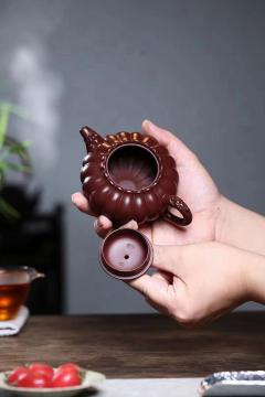 全手美壶【龙如意】 极品紫朱泥（珍贵，稀少）260cc 作者：王其明 国家级工艺美术师  工艺:全手工制作 素有十壶九毁的经典器型，十八瓣菱花工艺，龙头龙尾，龙珠点睛，顶天立地，做工之难，难于上青天，怎一个绝字了得！