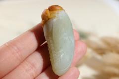【多子多福】  精品新疆和田籽料玉米、老鼠挂件，毛孔清晰，精光内敛，精工雕刻玉米，细致入微，玉米粒颗颗分明，老鼠生动有趣，寓意多子多福，子孙后代连绵不断。  尺寸53-23-19.5mm 重37克 ，有火山视频